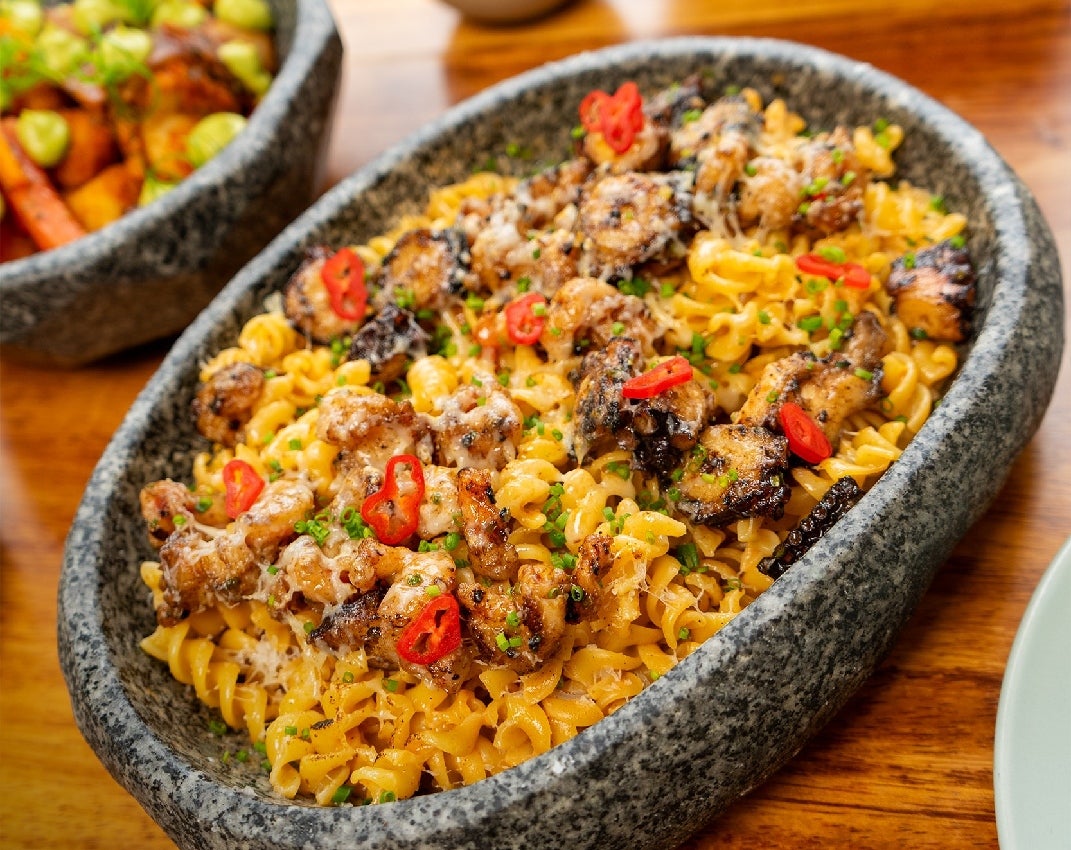 Tornillos en salsa de chupe con mariscos al wok