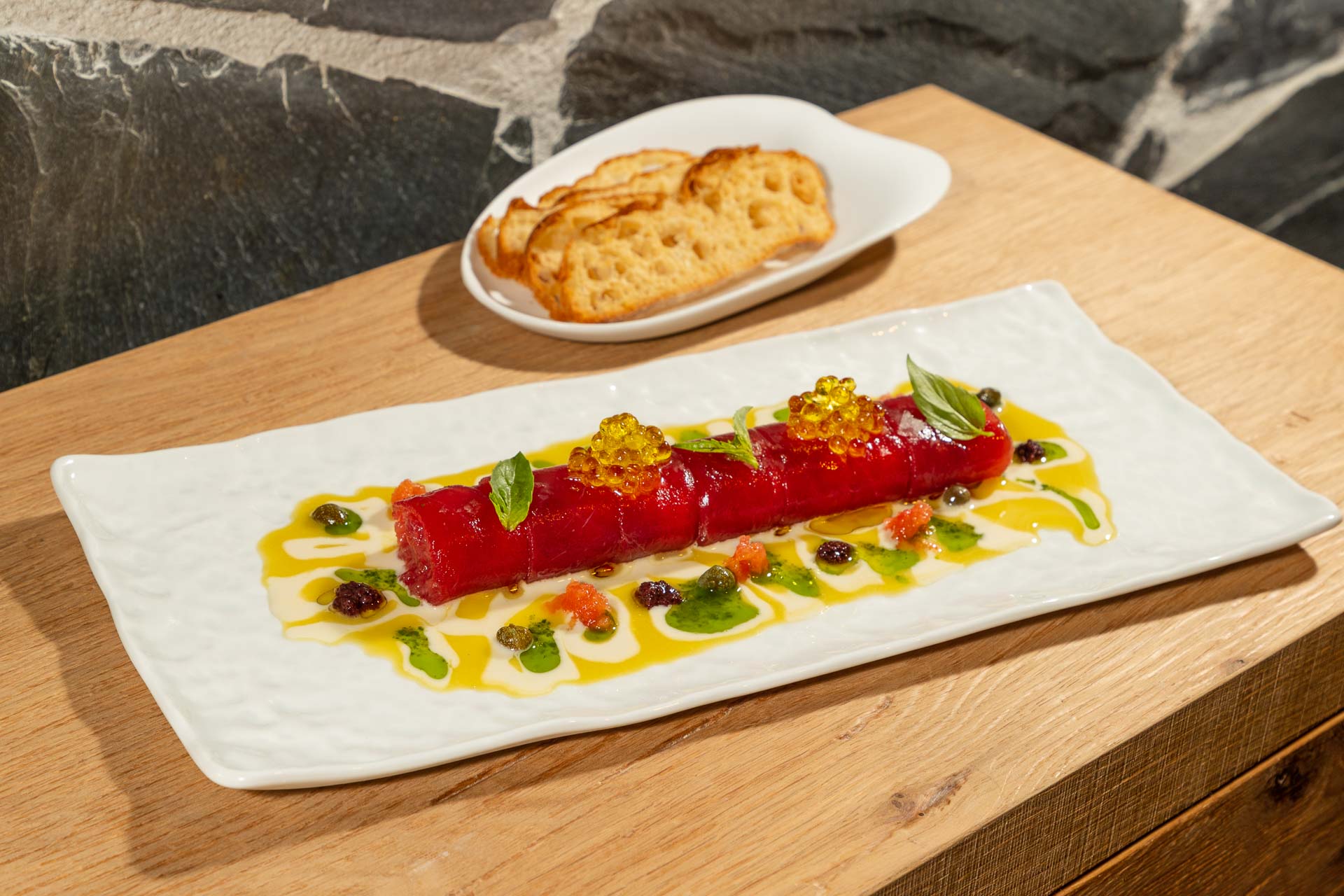 Canelón de atún con sabores mediterráneos