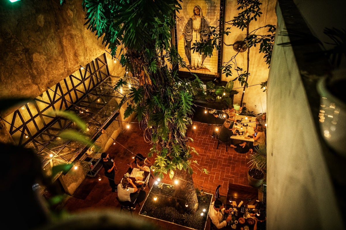 Patio Fonda lo que Hay