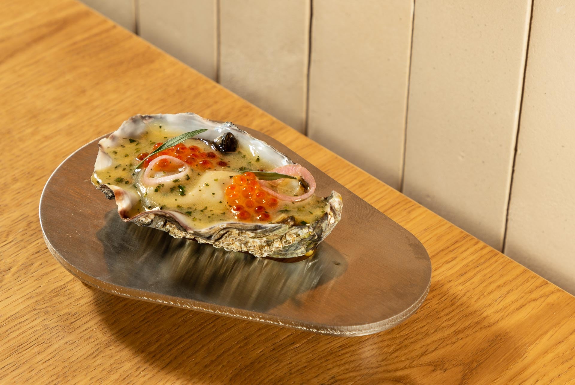 Ostra con salsa bearnesa y huevas de trucha