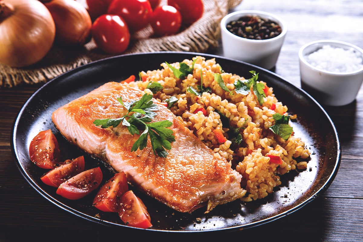 Salmón rosado con cuscús arcoiris
