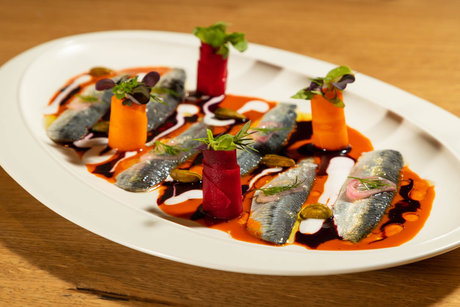 Sardinas marinadas en escabeche con zanahoria morada y coco