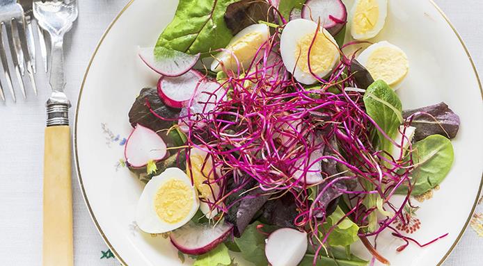 Ensalada con huevos de codorniz