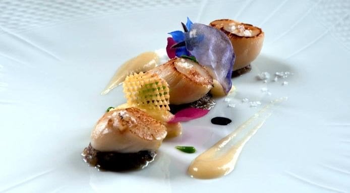 Vieiras, salsa de manzana y patatas ahumadas