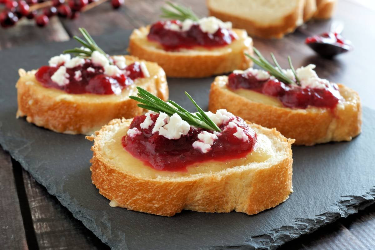 tostadas saludables Camembert y mermelada de arándanos rojos