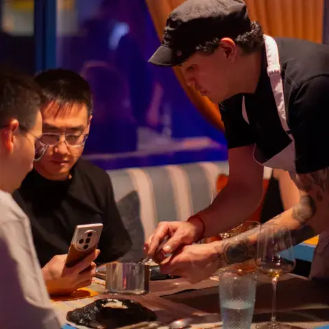 Álvaro Clavijo sirviendo en Bangkok