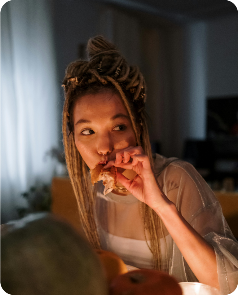 una chica mientras come