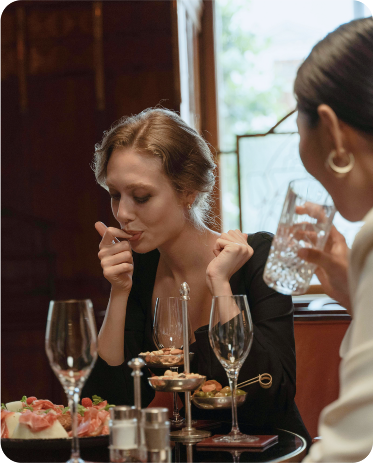 jóvenes mujeres mientras ríen y comen