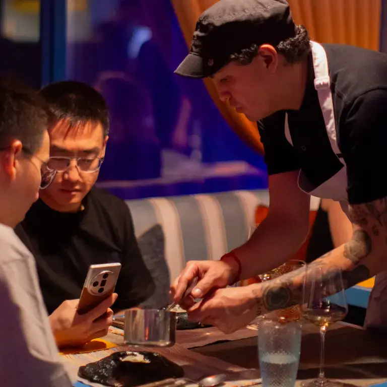 Álvaro Clavijo sirviendo en Bangkok