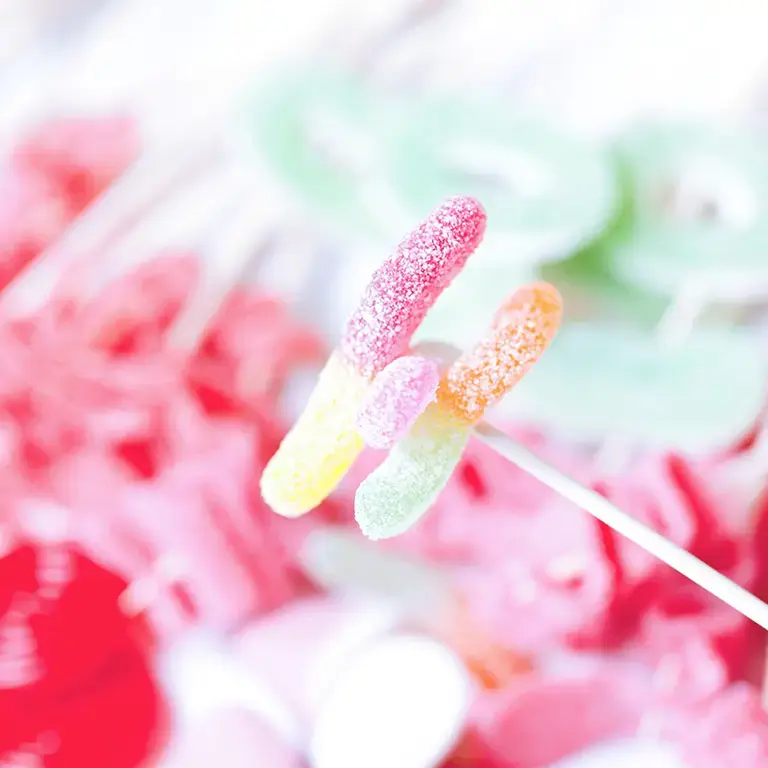 Brochetas de chuches para cumpleaños infantiles