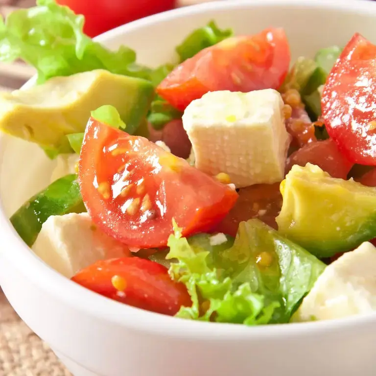 Ensalada de aguacate, tomate, huevo y tofu ahumado - Fine Dining Lovers