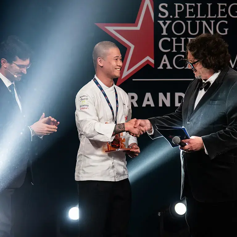 He-Sen Liu recibe el premio Acqua Panna Award