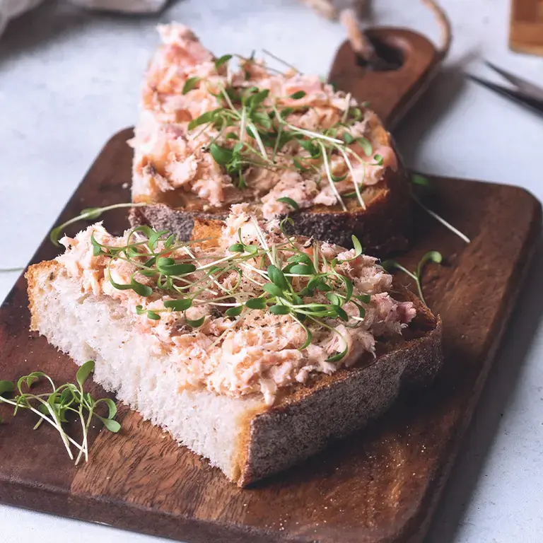 Montaditos de atún y alcachofas