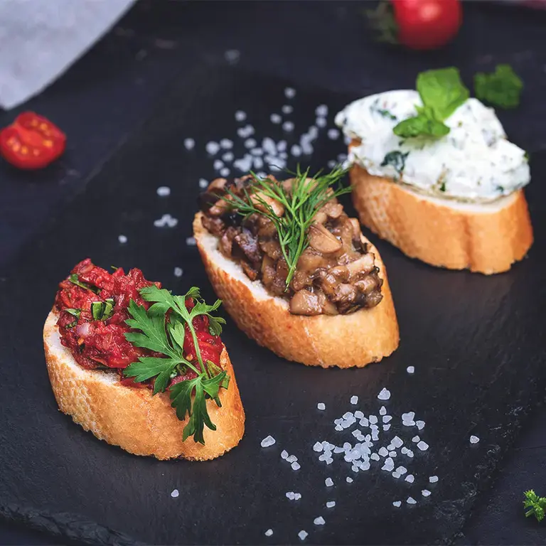 Montaditos de jamón cocido y piña con salsa rosa