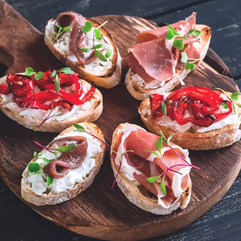 Montaditos de pan con tomate, gorgonzola y jamón ibérico