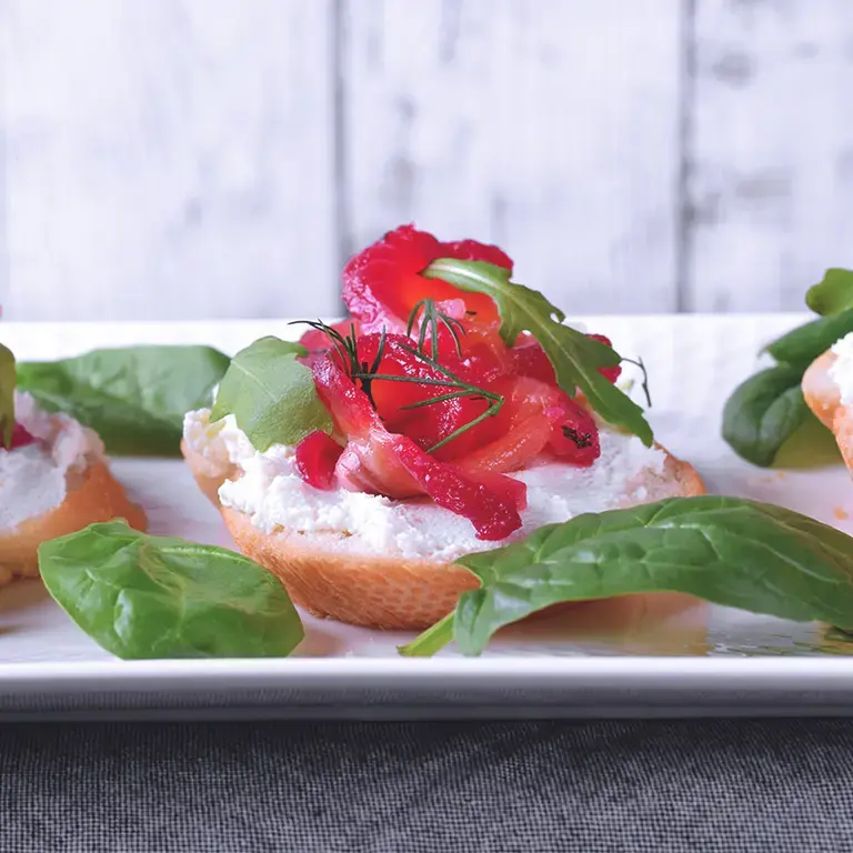 Montaditos de tomate, mozzarella y albahaca