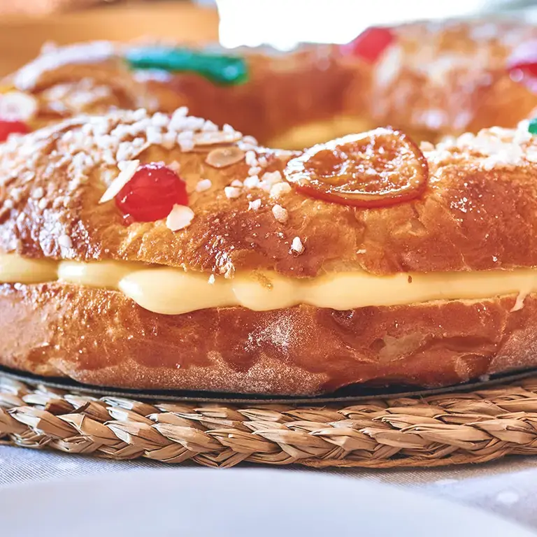 Roscón de reyes relleno de crema pastelera