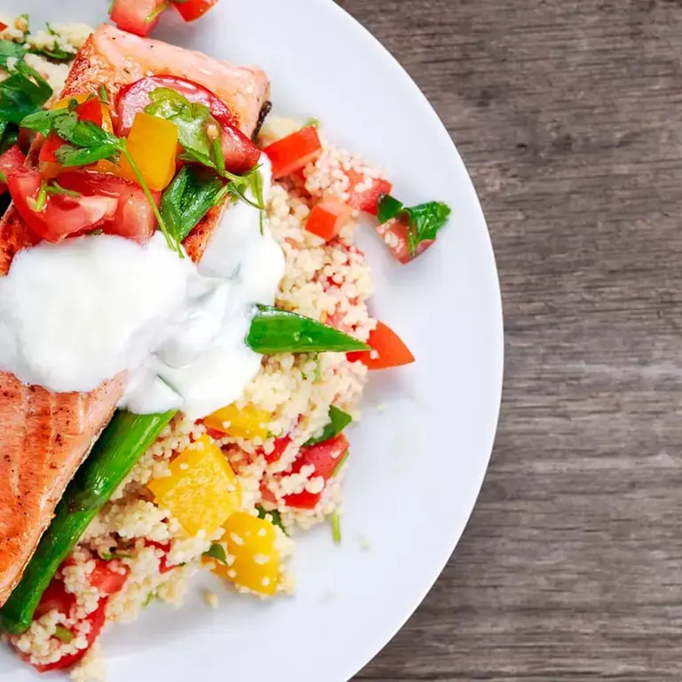 Salmón con salsa de yogur y eneldo - Fine Dining Lovers