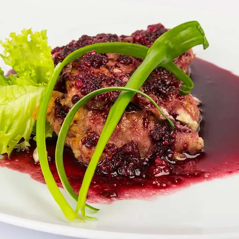 Solomillo de cerdo con salsa de frutos rojos - Fine Dining Lovers