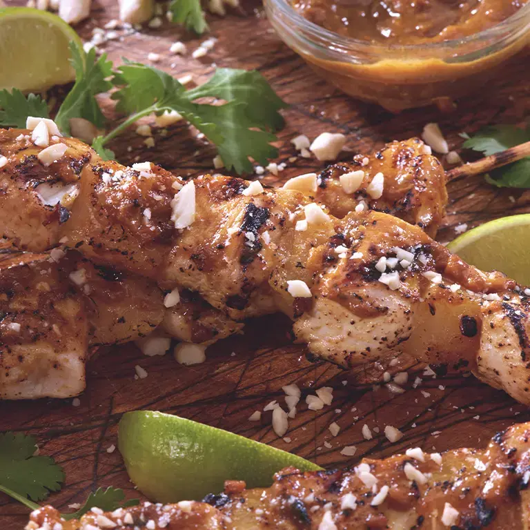 Spiedini alla griglia con carne di pollo e ananas