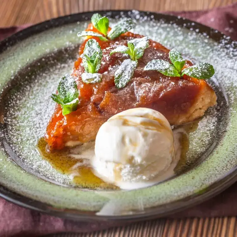 Tartas de frutas Tarta Tatin de manzana con helado de vainilla
