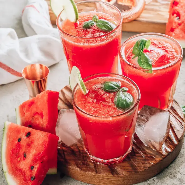 bebidas-refrescantes-sin-alcohol-limonada-sandia-menta
