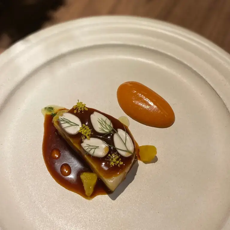 Hinojo a las brasas, Nduja, Gastrique de Vermouth blanco y almendras