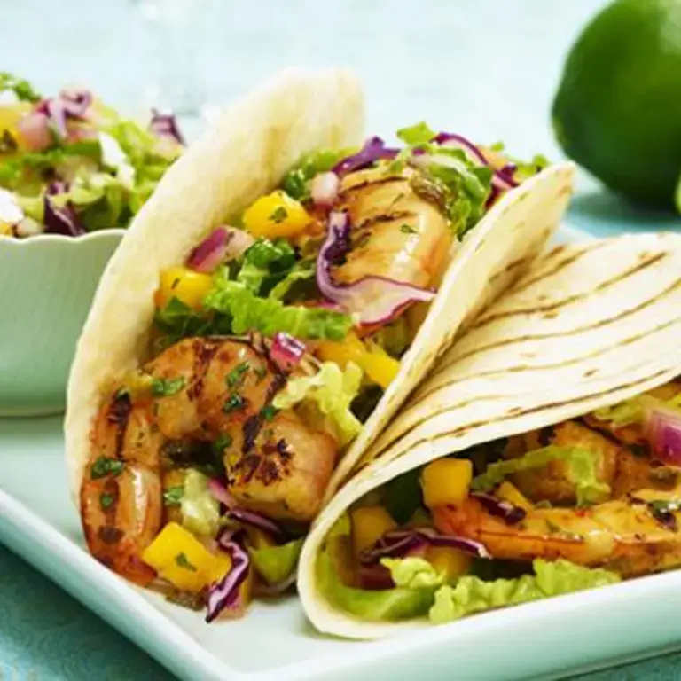 Tacos con langostinos a la plancha y salsa de mango