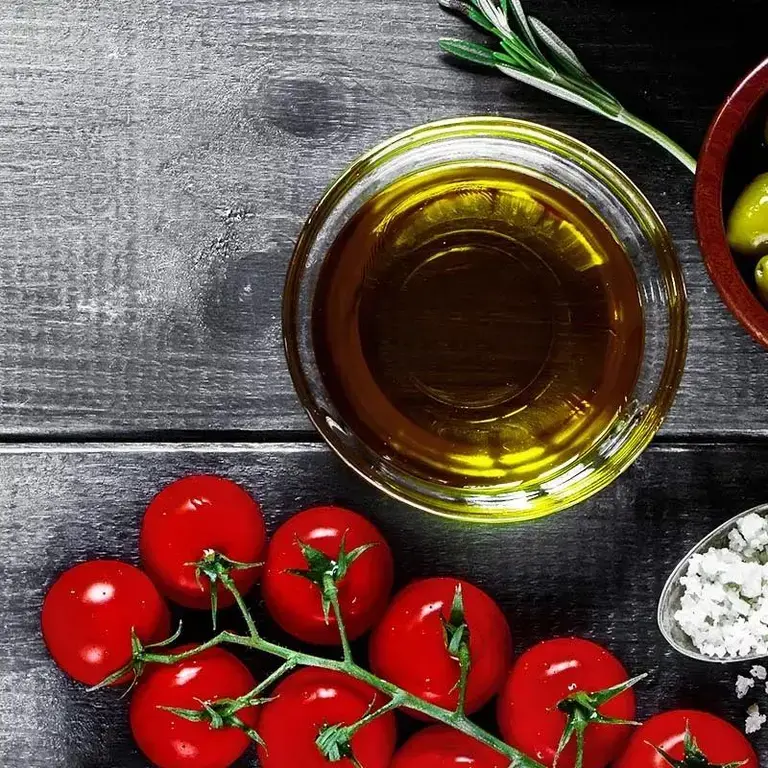 Esferas de agua de tomate y aceite de oliva