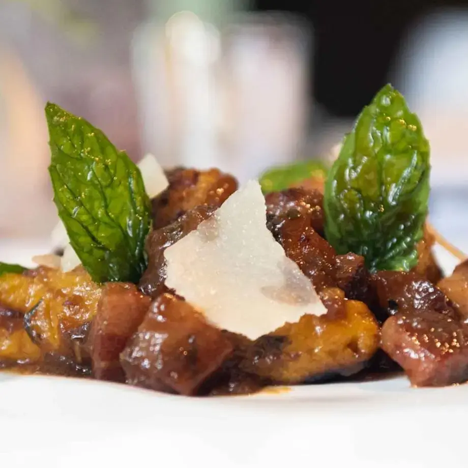 Gnocchis de loche en salsa de tocino de cachete