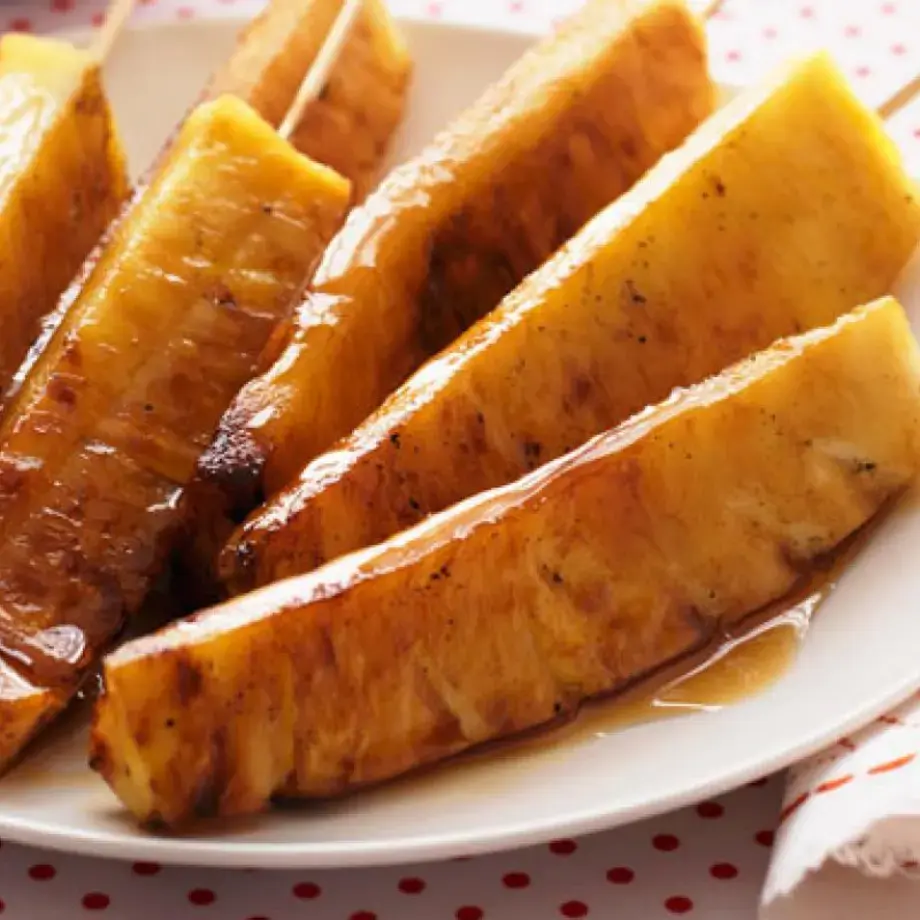 Brochetas de piña a la parrilla