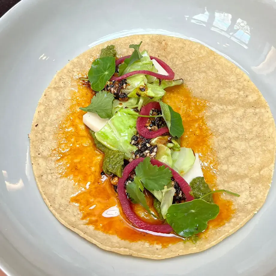 Tortilla de maíz con tallos de coliflor asados