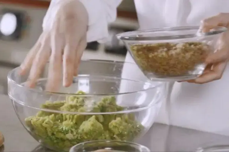 Agrega el pan rallado y el huevo.