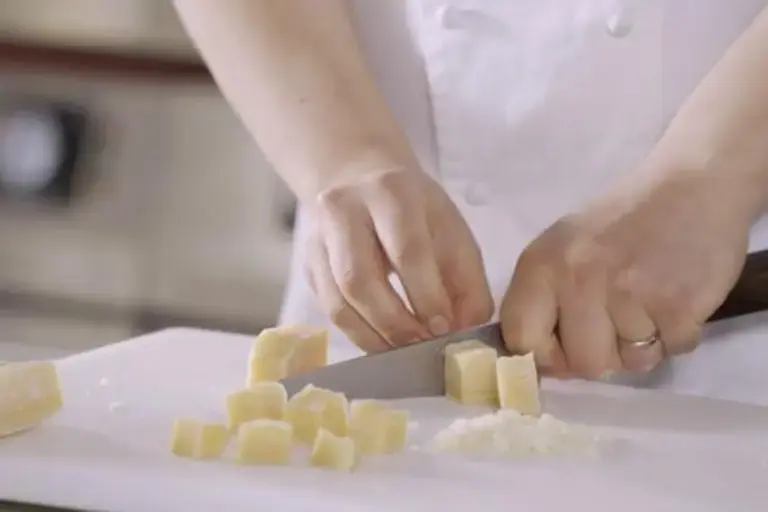 Corta la corteza en trozos pequeños.