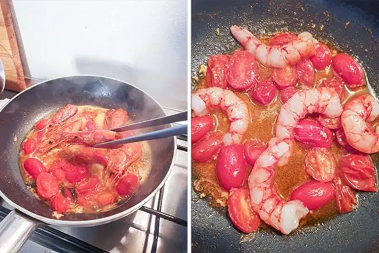 Condimenta con sal los langostinos y los tomates de los espaguetis con langostinos
