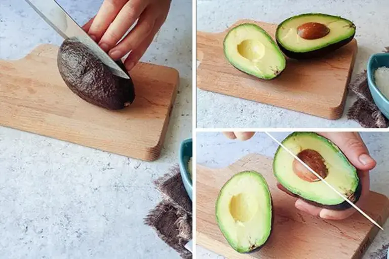 Cortando aguacate para la receta de carpaccio de atún