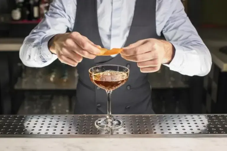 Decorar el cóctel con piel de naranja