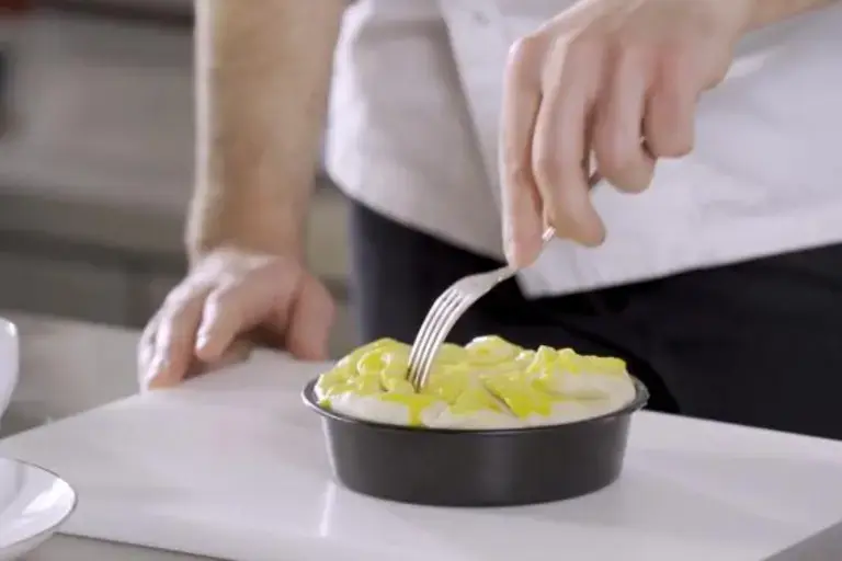 Se hacen agujeros en la parte superior del pastel con un tenedor.