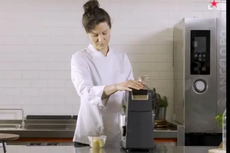 Mezcla todos los ingredientes secos en una batidora