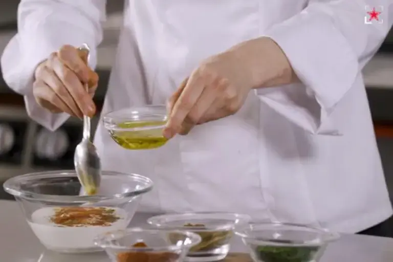 Mezcla todos los ingredientes de la salsa de yogur en un cuenco.