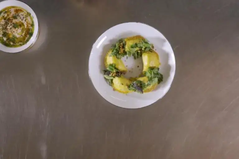 Saca las empanadas del horno y ponlas en una fuente