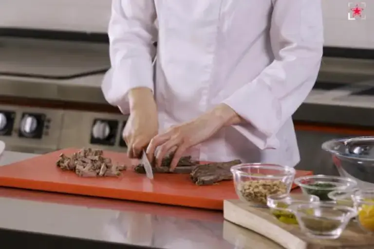 Pica los restos de falsa de ternera en trozos pequeños.