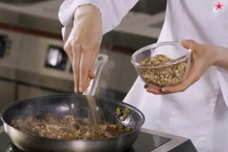 Vierte un poco de aceite a una sartén a fuego medio y agrega el ajo.