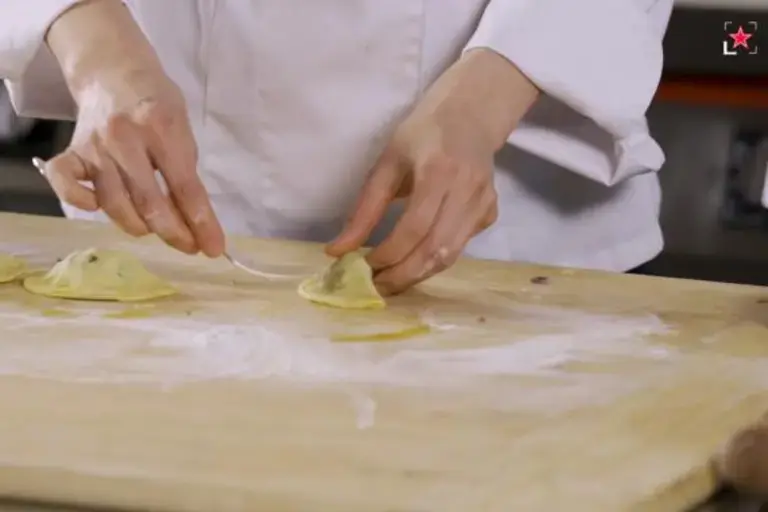 Presiona hacia abajo con un tenedor el borde exterior de cada empanada.