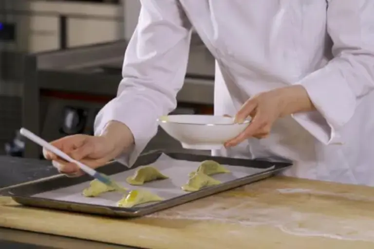Colócalas suavemente en una bandeja forrada con papel encerado