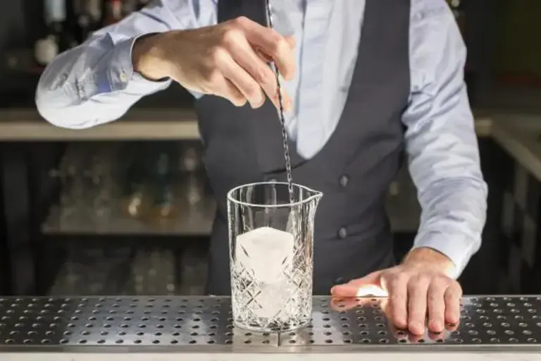 Enfriar la coctelera.