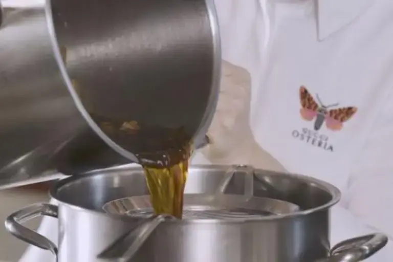 Filtranno la salsa demi-glace