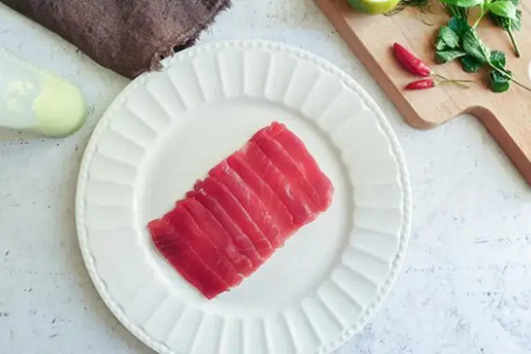 Lonchas de atún en un plato para la receta de carpaccio de atún