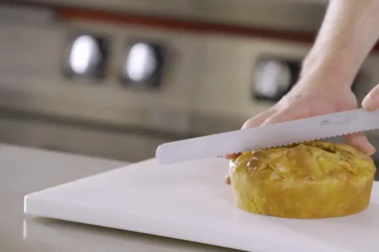 Cortar el pastel con un cuchillo.