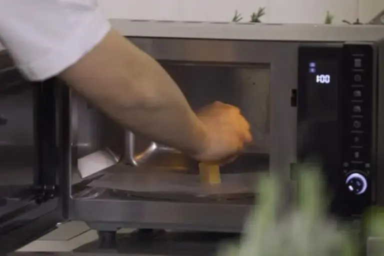 Colócalas en el microondas a 800w durante aproximadamente un minuto.